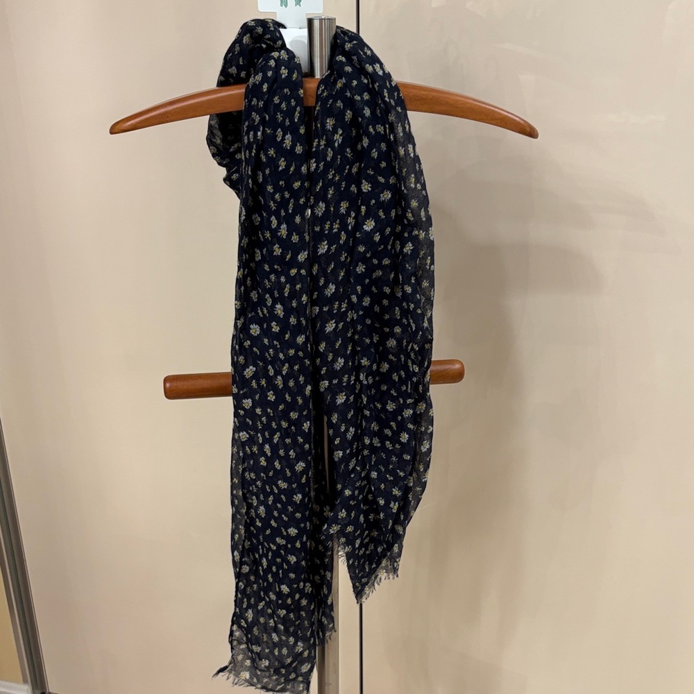 New Ardene Women's Navy Floral Lightweight Scarf